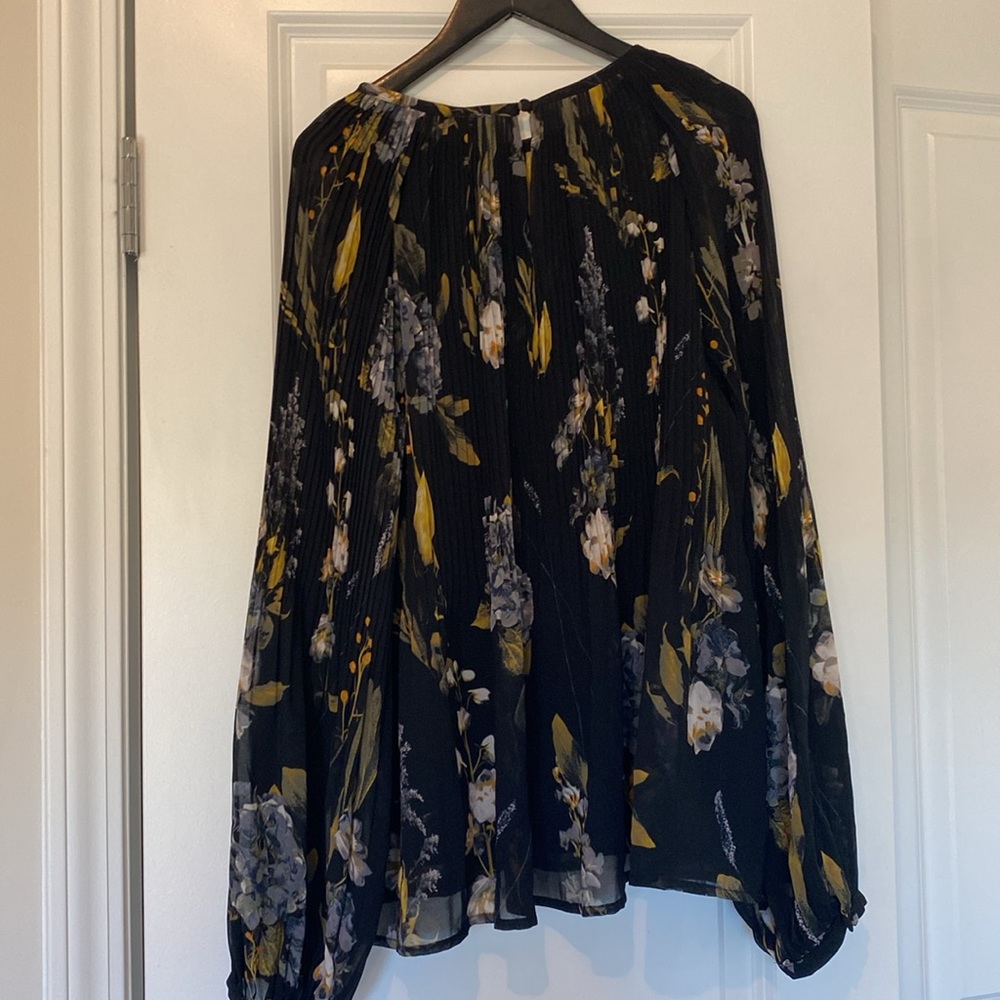 NWT sheer pleated blouse - Picture 8 of 8